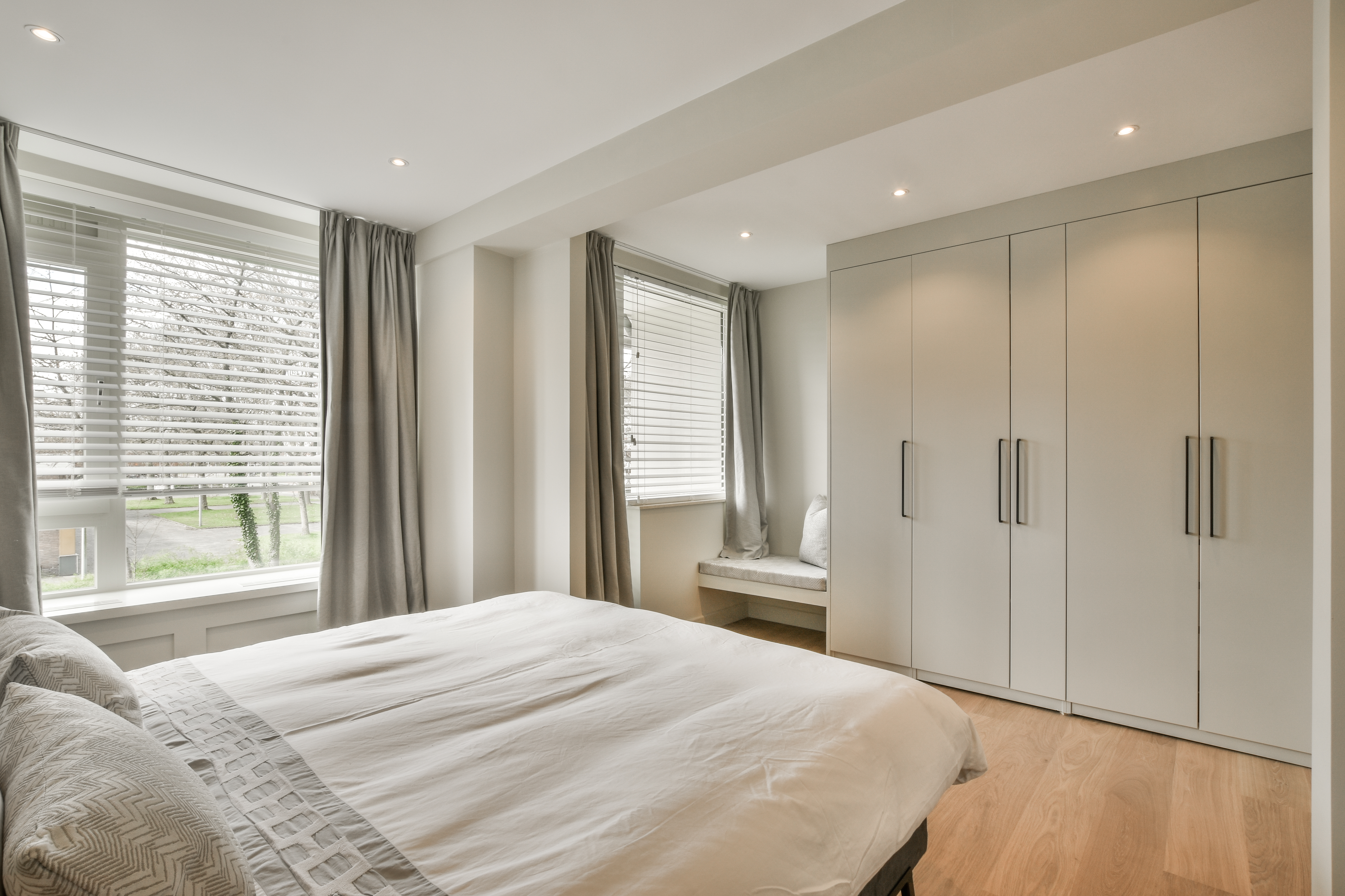 Standaard kledingkast in lichte slaapkamer